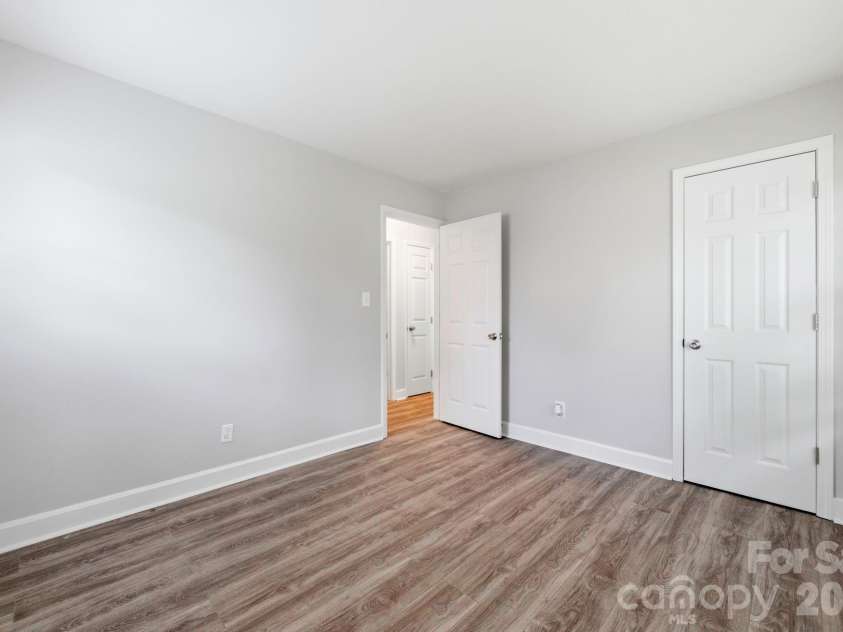 2917 Dalecrest Drive, Charlotte, NC 28269.  MLS# CAR4405641, YatesRealty ID 39110. 