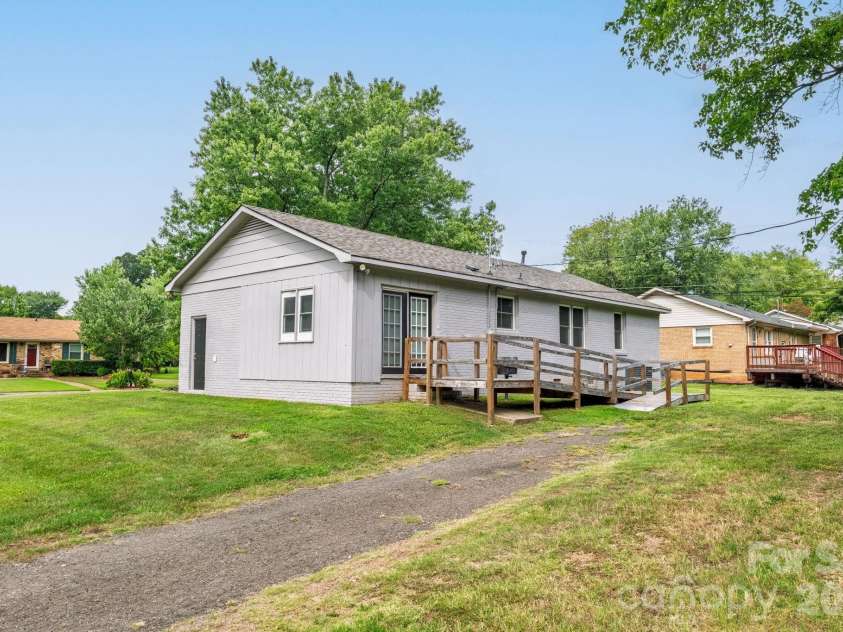 2917 Dalecrest Drive, Charlotte, NC 28269.  MLS# CAR4405641, YatesRealty ID 39110. 