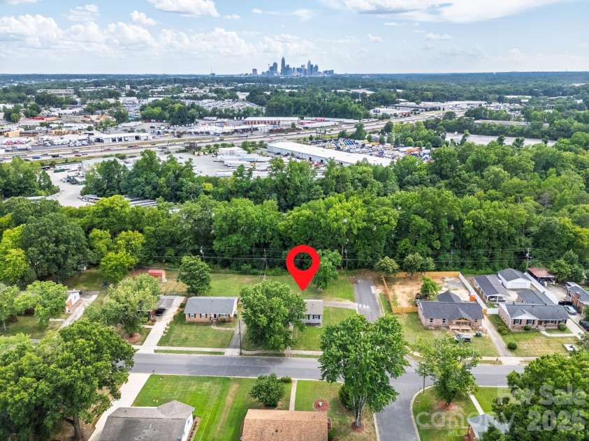 2917 Dalecrest Drive, Charlotte, NC 28269.  MLS# CAR4405641, YatesRealty ID 39110. 