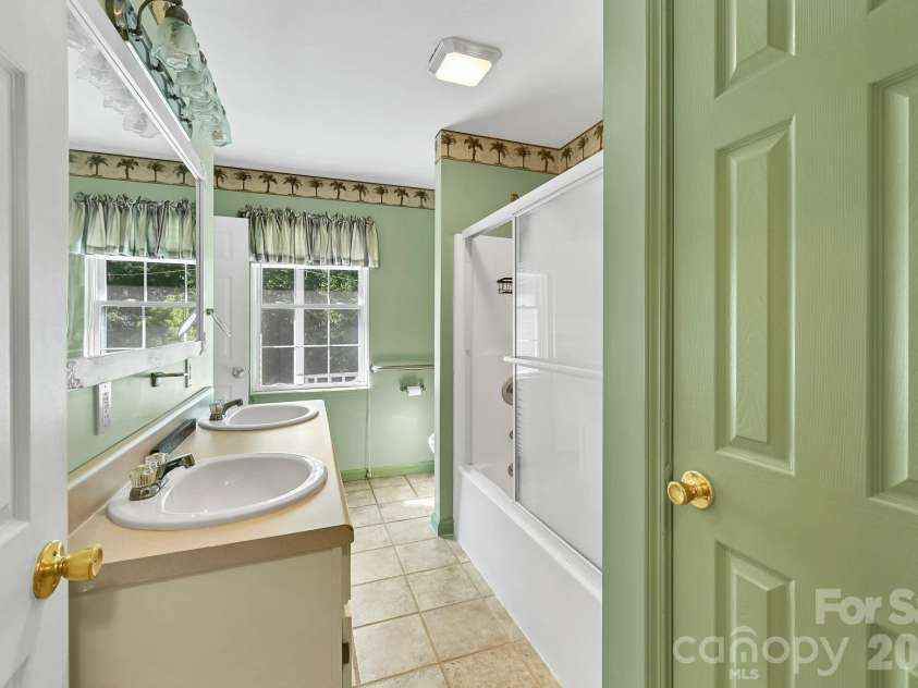 553 Morgan Branch Road, Marshall, NC 28753.  MLS# CAR4400698, YatesRealty ID 39114. Bath