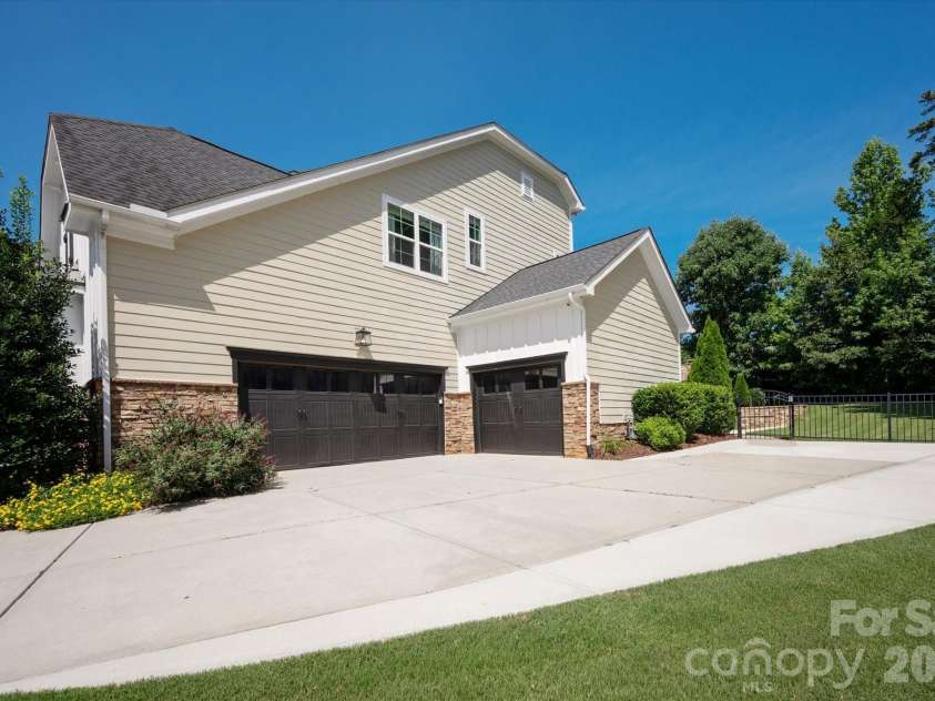 971 Castlewatch Drive, Fort Mill, SC 29708.  MLS# CAR4402359, YatesRealty ID 39121. Sideload 3 car garage