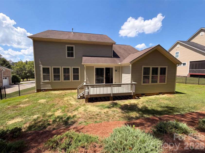 147 Monteray Oaks Circle, Fort Mill, SC 29715.  MLS# CAR4406547, YatesRealty ID 39123. 