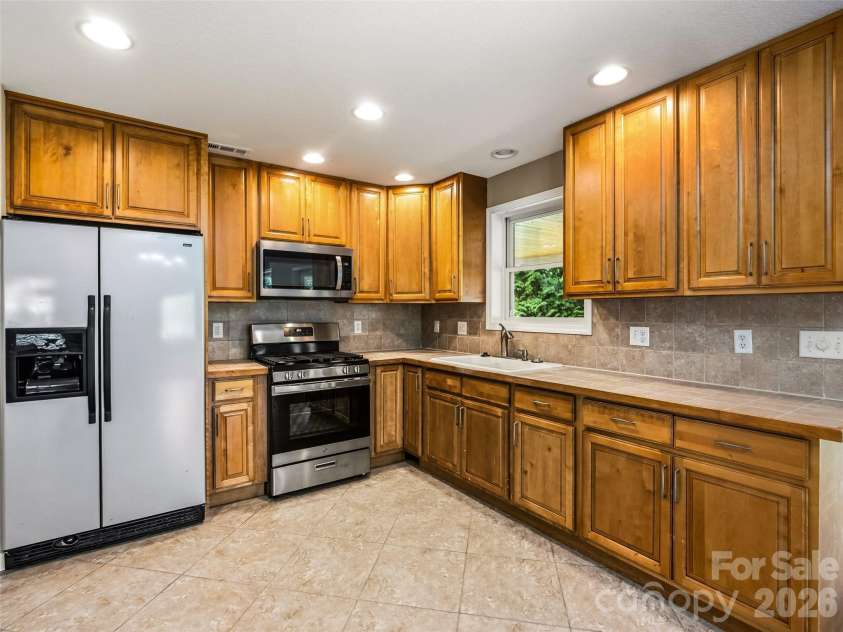 280 Walnut Hollow Road, Brevard, NC 28712.  MLS# CAR4404211, YatesRealty ID 39128. 