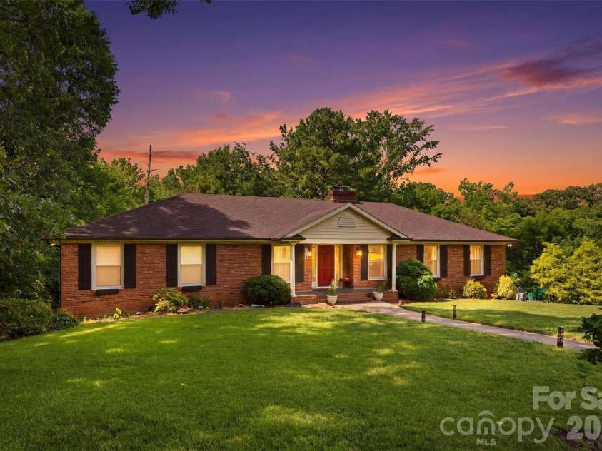 2620 Lynbridge Drive, Charlotte, NC 28226.  MLS# CAR4396076, YatesRealty ID 39131. 