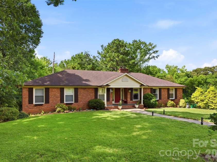2620 Lynbridge Drive, Charlotte, NC 28226.  MLS# CAR4396076, YatesRealty ID 39131. 