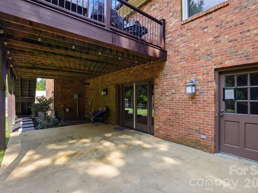 2620 Lynbridge Drive, Charlotte, NC 28226.  MLS# CAR4396076, YatesRealty ID 39131. 
