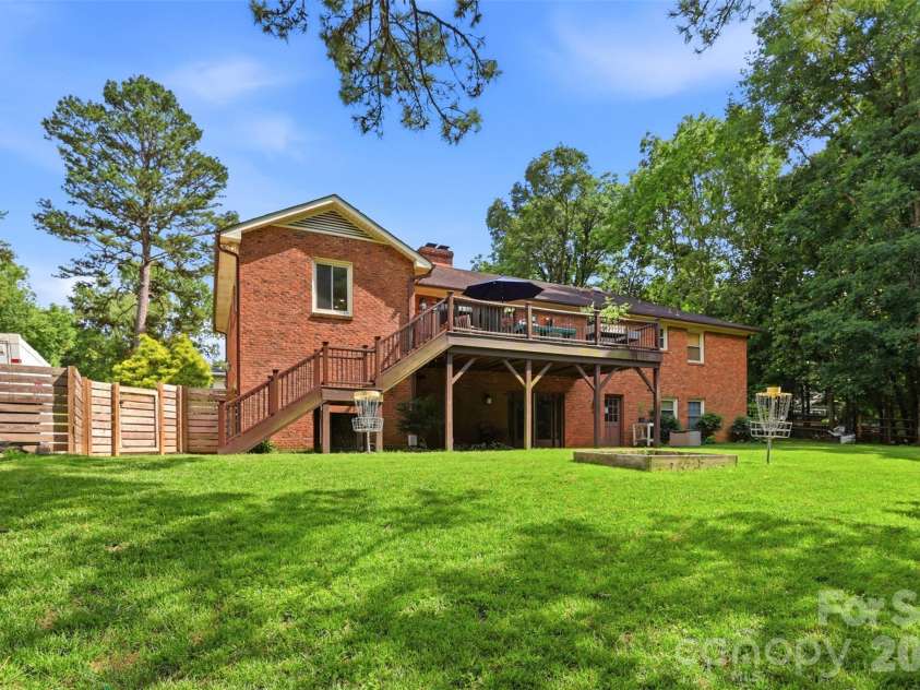 2620 Lynbridge Drive, Charlotte, NC 28226.  MLS# CAR4396076, YatesRealty ID 39131. 