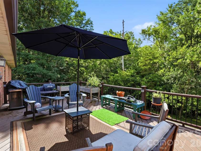 2620 Lynbridge Drive, Charlotte, NC 28226.  MLS# CAR4396076, YatesRealty ID 39131. 