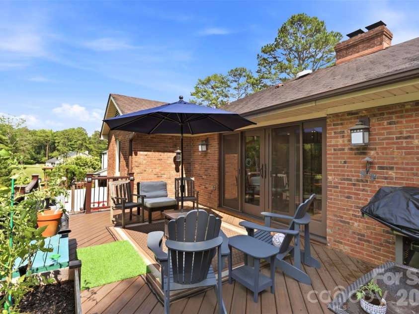 2620 Lynbridge Drive, Charlotte, NC 28226.  MLS# CAR4396076, YatesRealty ID 39131. 