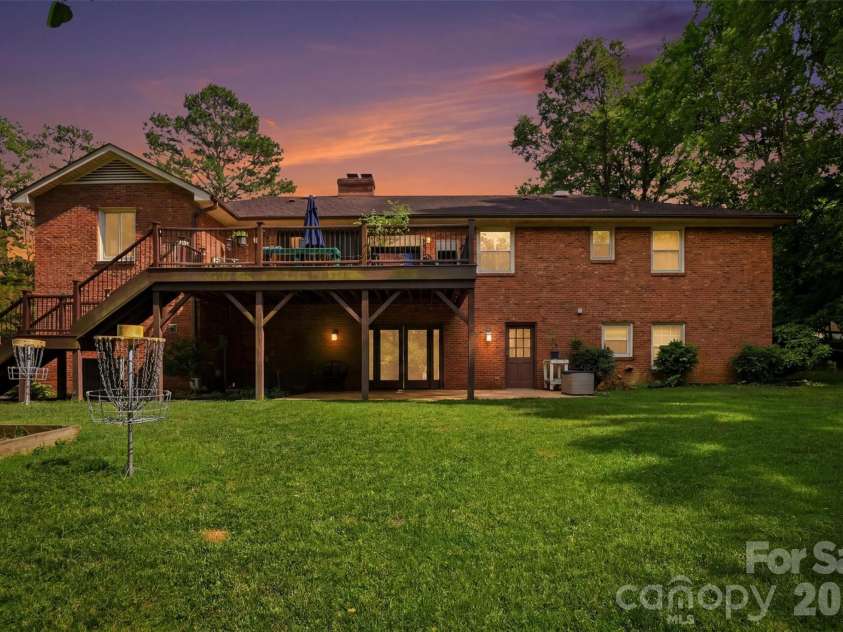 2620 Lynbridge Drive, Charlotte, NC 28226.  MLS# CAR4396076, YatesRealty ID 39131. 