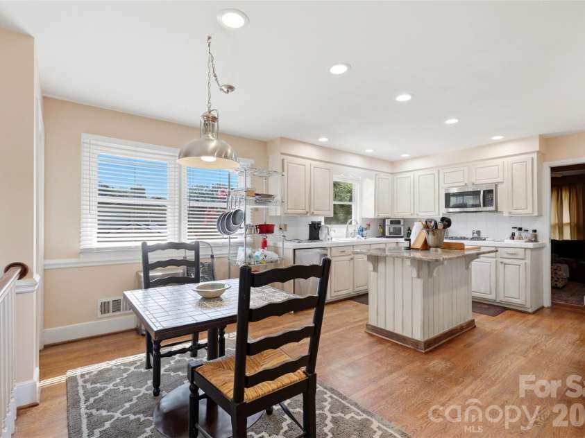 2620 Lynbridge Drive, Charlotte, NC 28226.  MLS# CAR4396076, YatesRealty ID 39131. 