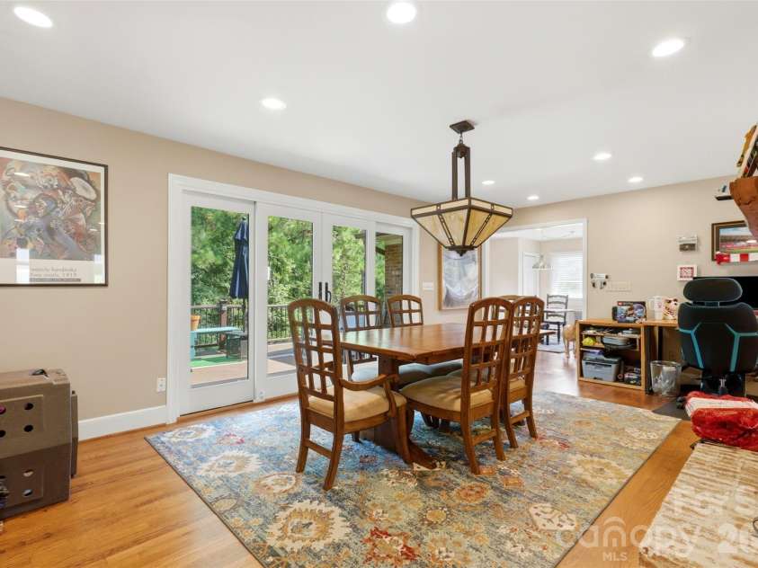2620 Lynbridge Drive, Charlotte, NC 28226.  MLS# CAR4396076, YatesRealty ID 39131. 