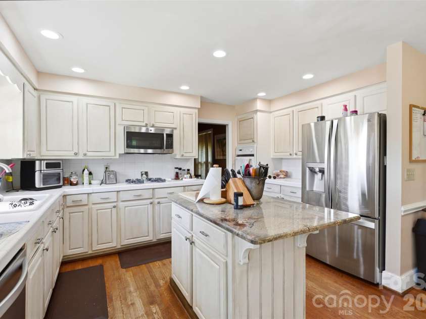 2620 Lynbridge Drive, Charlotte, NC 28226.  MLS# CAR4396076, YatesRealty ID 39131. 