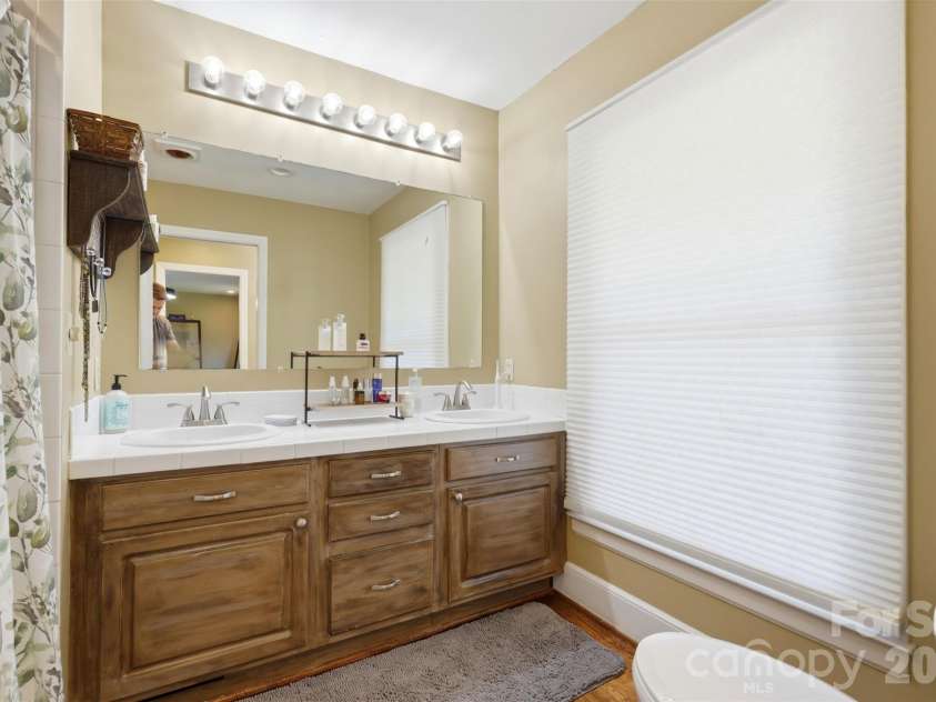 2620 Lynbridge Drive, Charlotte, NC 28226.  MLS# CAR4396076, YatesRealty ID 39131. 