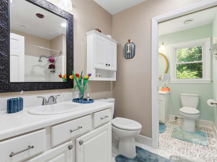 2620 Lynbridge Drive, Charlotte, NC 28226.  MLS# CAR4396076, YatesRealty ID 39131. 