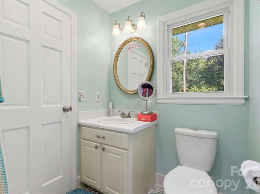 2620 Lynbridge Drive, Charlotte, NC 28226.  MLS# CAR4396076, YatesRealty ID 39131. 