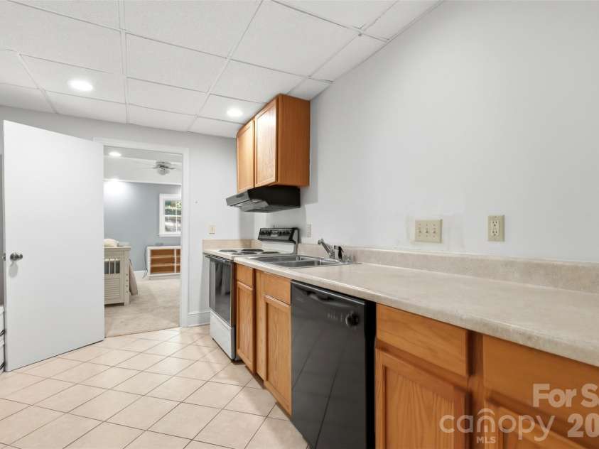 2620 Lynbridge Drive, Charlotte, NC 28226.  MLS# CAR4396076, YatesRealty ID 39131. 