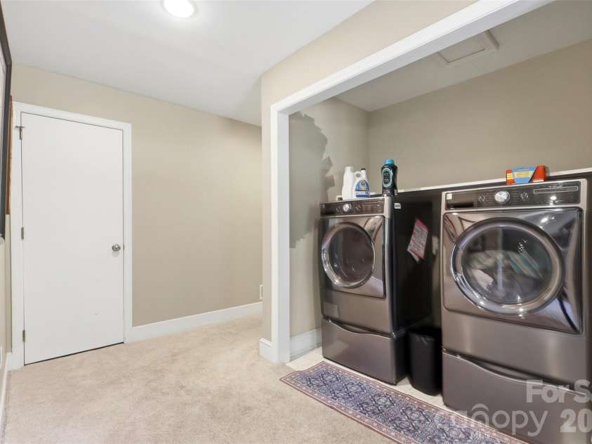 2620 Lynbridge Drive, Charlotte, NC 28226.  MLS# CAR4396076, YatesRealty ID 39131. 