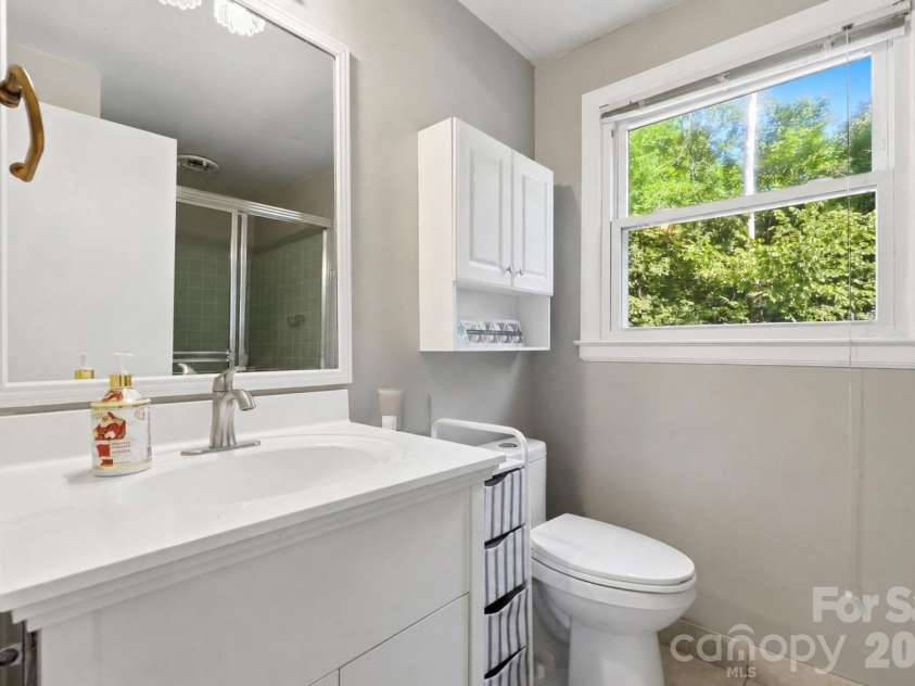 2620 Lynbridge Drive, Charlotte, NC 28226.  MLS# CAR4396076, YatesRealty ID 39131. 