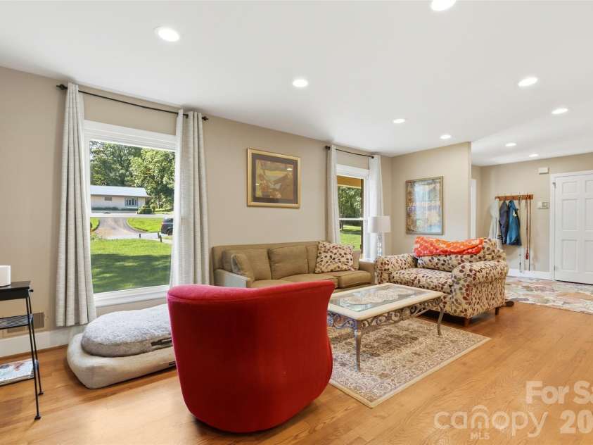 2620 Lynbridge Drive, Charlotte, NC 28226.  MLS# CAR4396076, YatesRealty ID 39131. 