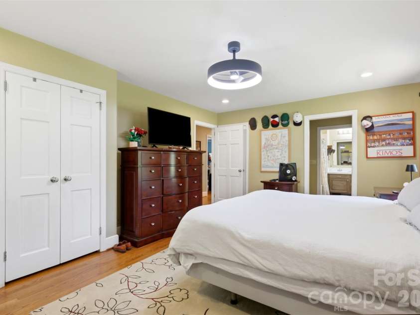 2620 Lynbridge Drive, Charlotte, NC 28226.  MLS# CAR4396076, YatesRealty ID 39131. 