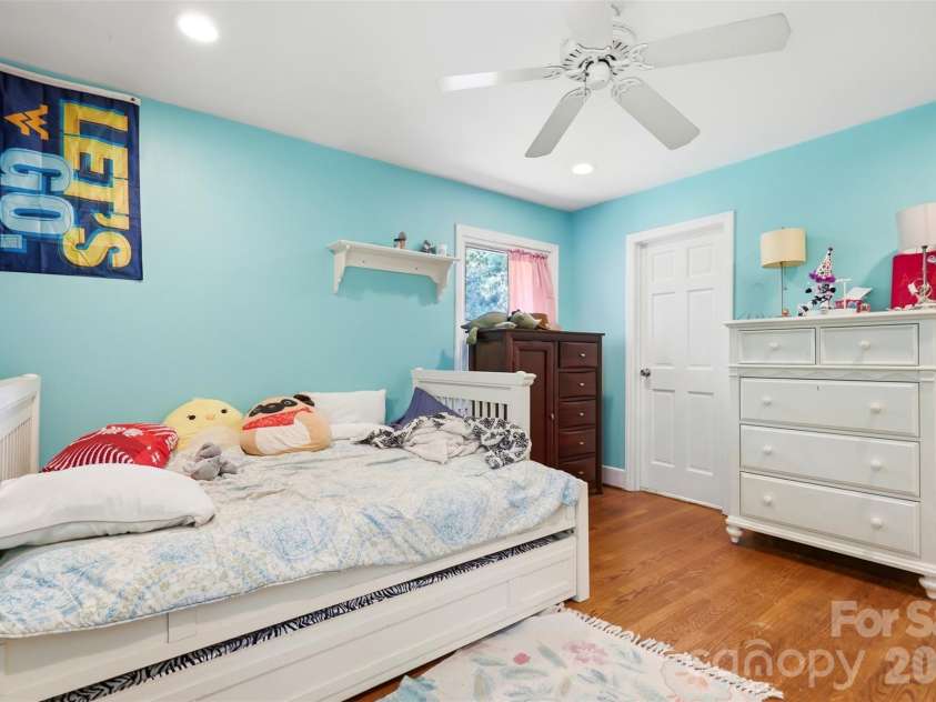 2620 Lynbridge Drive, Charlotte, NC 28226.  MLS# CAR4396076, YatesRealty ID 39131. 