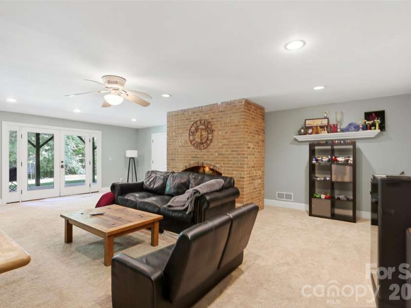 2620 Lynbridge Drive, Charlotte, NC 28226.  MLS# CAR4396076, YatesRealty ID 39131. 