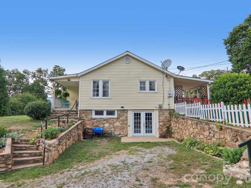 120 Caring Place Loop, Clyde, NC 28721.  MLS# CAR4398662, YatesRealty ID 39133. 