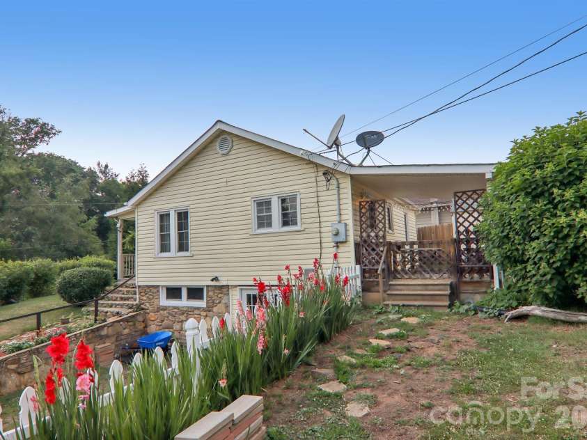 120 Caring Place Loop, Clyde, NC 28721.  MLS# CAR4398662, YatesRealty ID 39133. 