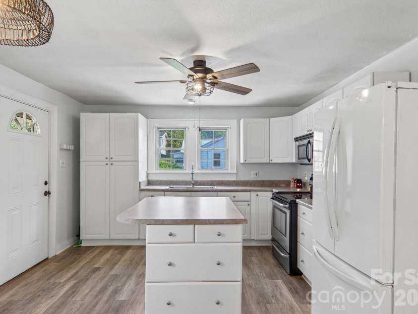 120 Caring Place Loop, Clyde, NC 28721.  MLS# CAR4398662, YatesRealty ID 39133. 