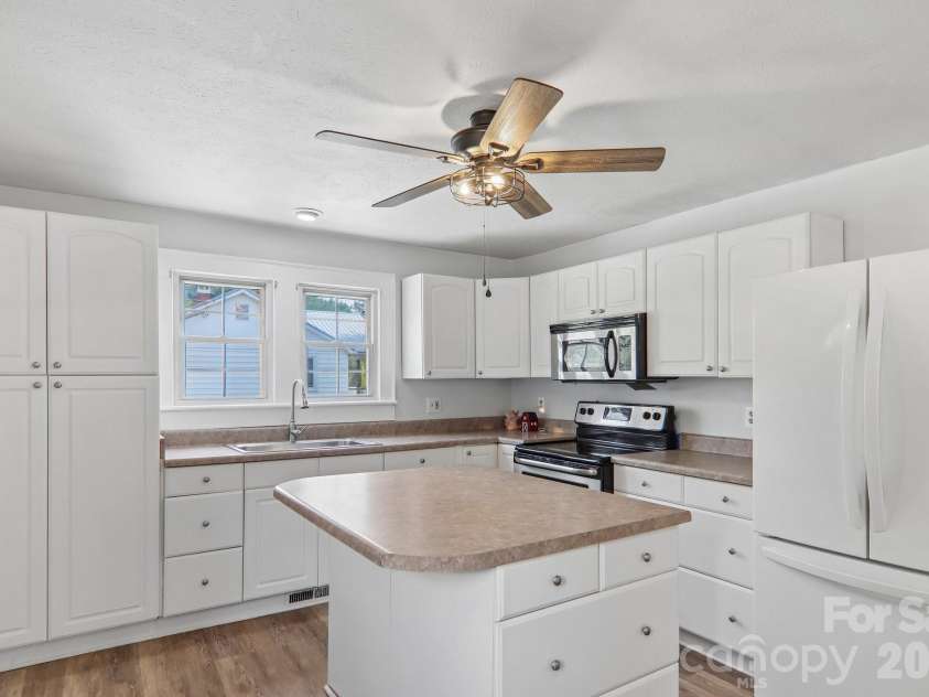 120 Caring Place Loop, Clyde, NC 28721.  MLS# CAR4398662, YatesRealty ID 39133. 