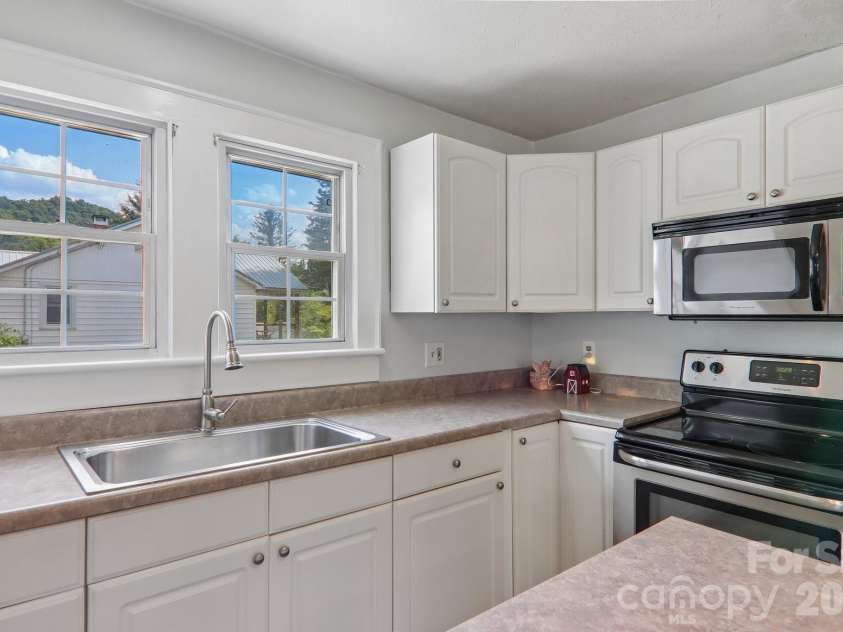 120 Caring Place Loop, Clyde, NC 28721.  MLS# CAR4398662, YatesRealty ID 39133. 