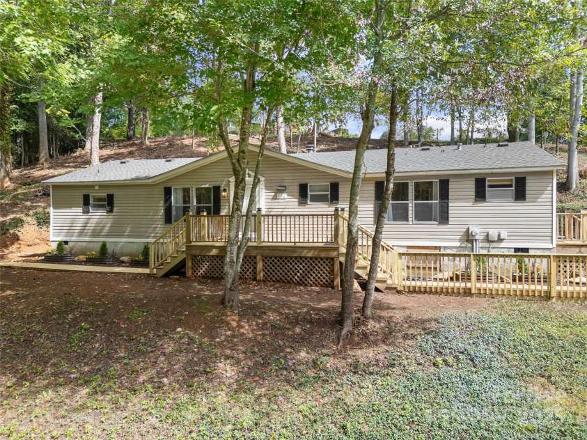 25 Overbrook Drive, Saluda, NC 28773.  MLS# CAR4306681, YatesRealty ID 39133. Welcome to 25 Overbrook Drive: an extensively renovated little gem in a great spot in-town Saluda!