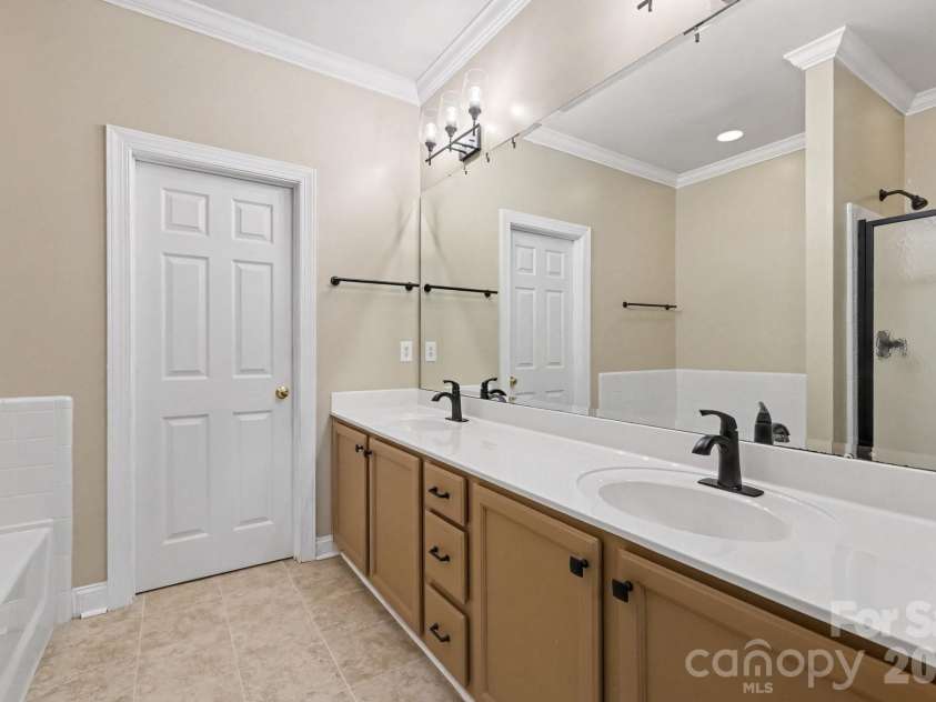 4003 Country Oaks Drive, Waxhaw, NC 28173.  MLS# CAR4406333, YatesRealty ID 39134. 