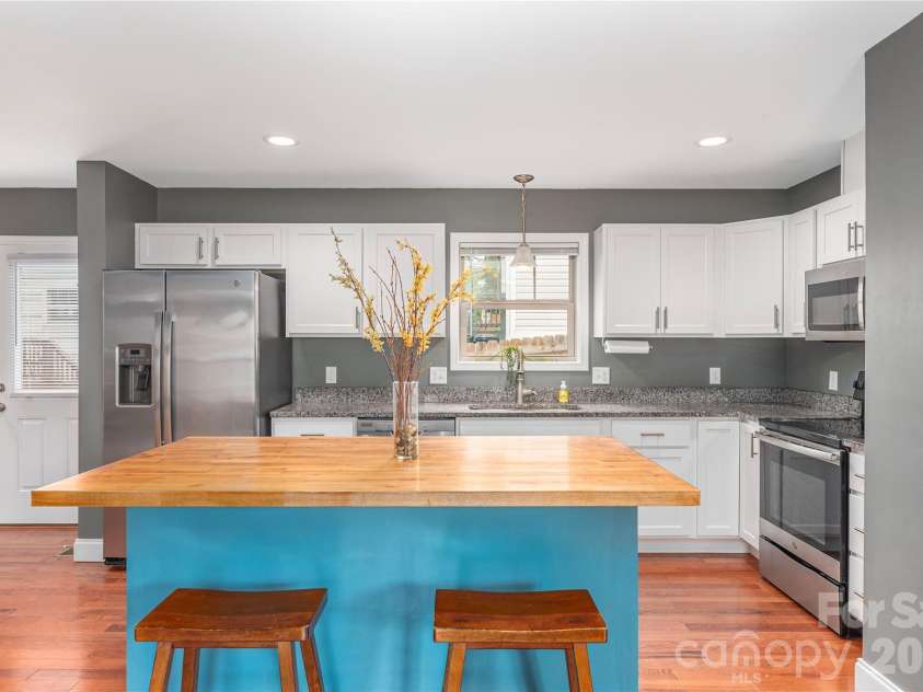 5 Declan Drive, Weaverville, NC 28787.  MLS# CAR4367979, YatesRealty ID 39137. Custom Island Bar
