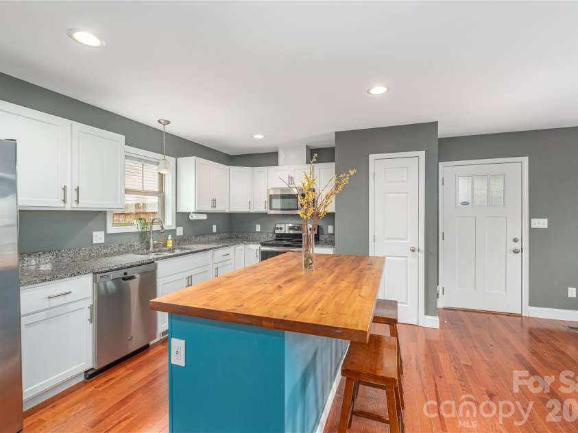 5 Declan Drive, Weaverville, NC 28787.  MLS# CAR4367979, YatesRealty ID 39137. Dine In Kitchen