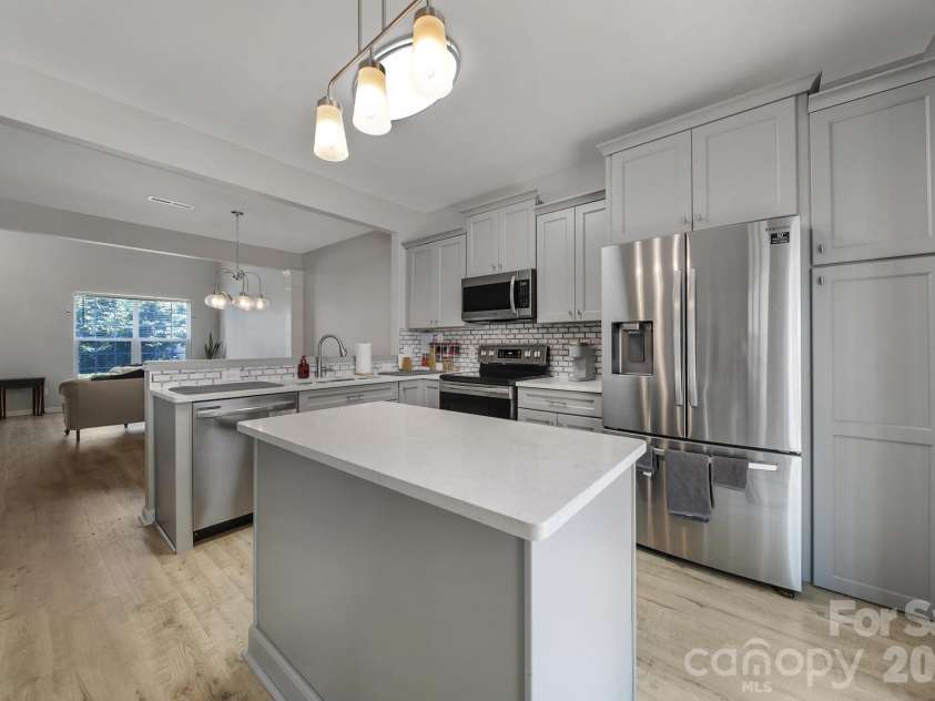 11719 Woodmere Trace Drive, Charlotte, NC 28277.  MLS# CAR4406102, YatesRealty ID 39139. Open Upgraded Kitchen