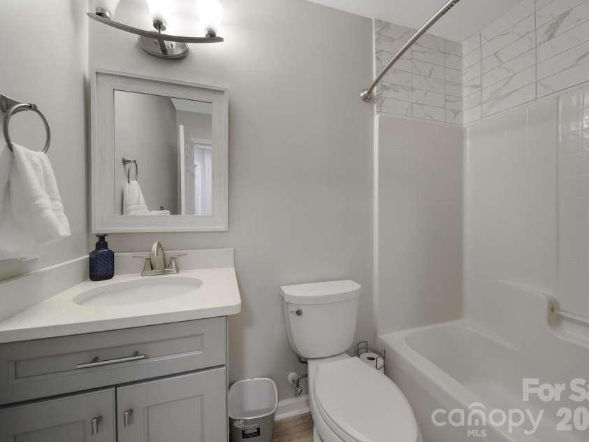 11719 Woodmere Trace Drive, Charlotte, NC 28277.  MLS# CAR4438238, YatesRealty ID 39139. Guest Full Bath