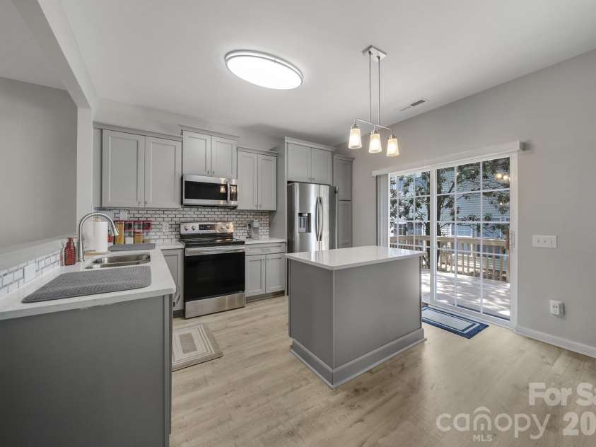 11719 Woodmere Trace Drive, Charlotte, NC 28277.  MLS# CAR4438238, YatesRealty ID 39139. Open Upgraded Kitchen