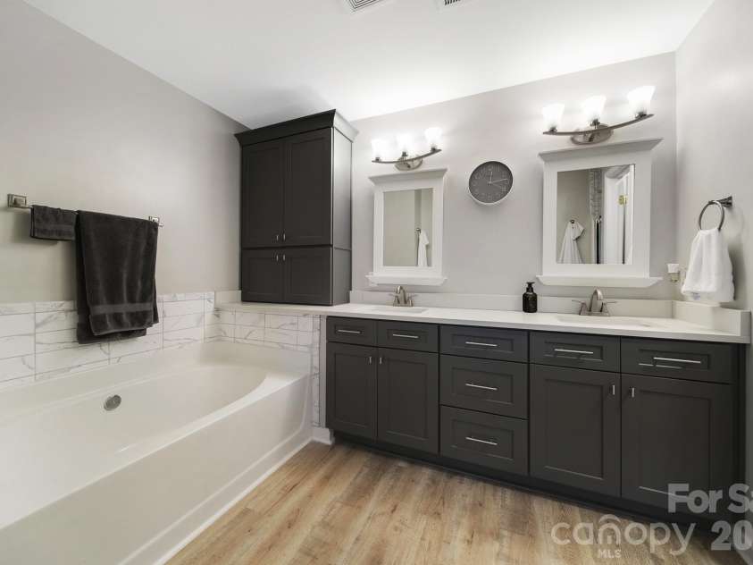 11719 Woodmere Trace Drive, Charlotte, NC 28277.  MLS# CAR4438238, YatesRealty ID 39139. Primary Bathroom