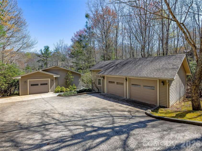 46 Kassahola Drive, Brevard, NC 28712.  MLS# CAR4350504, YatesRealty ID 3914. 