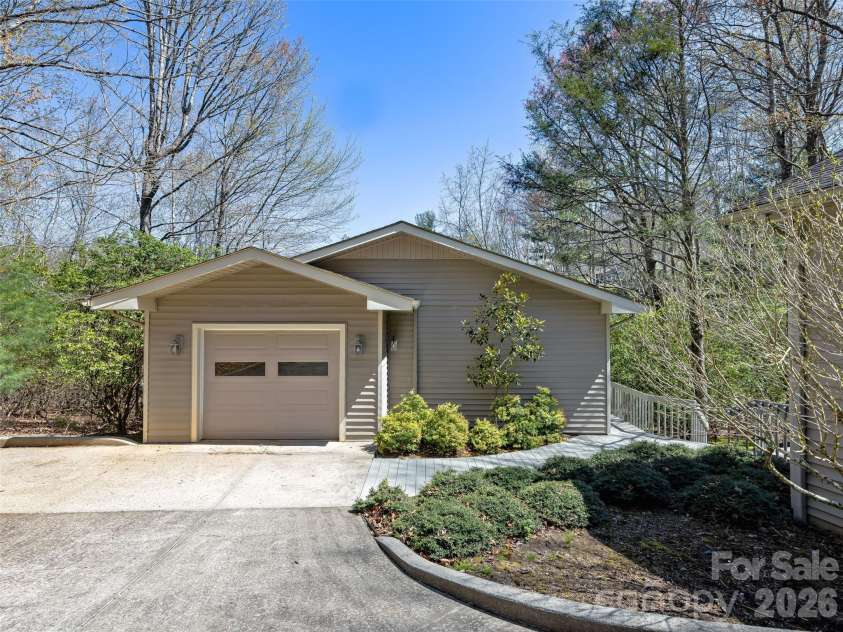 46 Kassahola Drive, Brevard, NC 28712.  MLS# CAR4350504, YatesRealty ID 3914. 