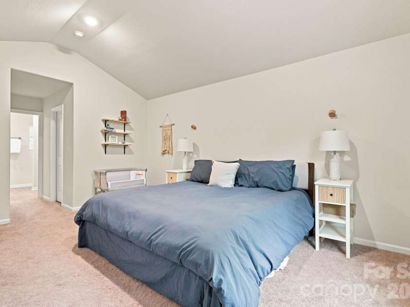 5135 Wolfridge Avenue, Charlotte, NC 28214.  MLS# CAR4402948, YatesRealty ID 39140. 