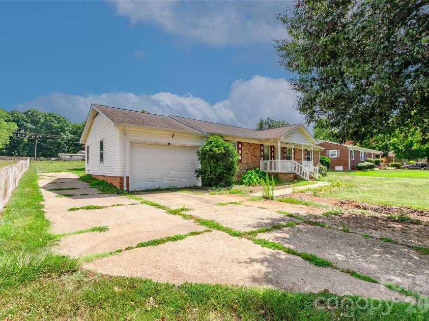 505 Pam Drive, Gastonia, NC 28056.  MLS# CAR4297330, YatesRealty ID 39142. 