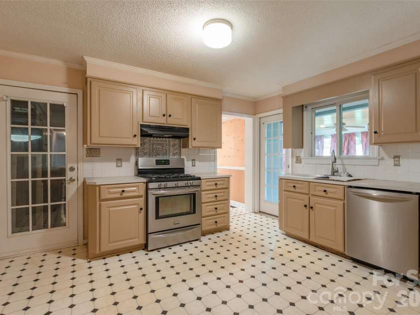 505 Pam Drive, Gastonia, NC 28056.  MLS# CAR4297330, YatesRealty ID 39142. 