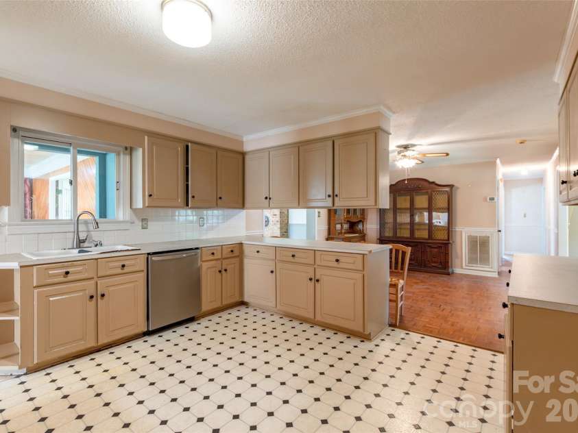505 Pam Drive, Gastonia, NC 28056.  MLS# CAR4297330, YatesRealty ID 39142. 