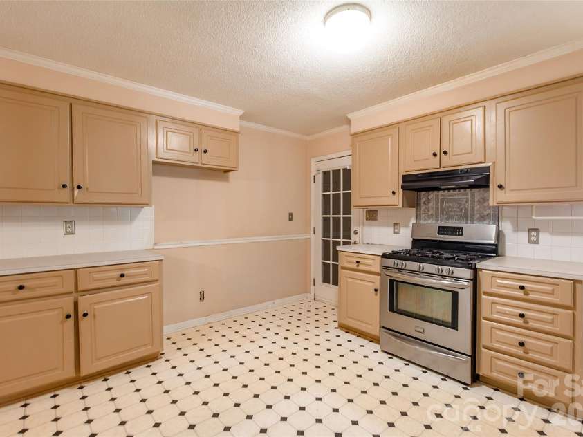 505 Pam Drive, Gastonia, NC 28056.  MLS# CAR4297330, YatesRealty ID 39142. 