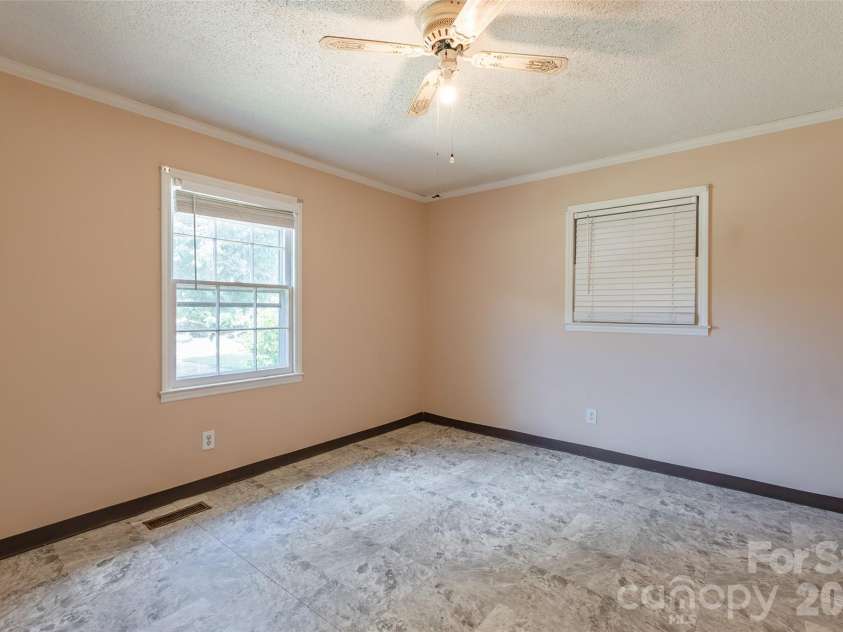 505 Pam Drive, Gastonia, NC 28056.  MLS# CAR4297330, YatesRealty ID 39142. 