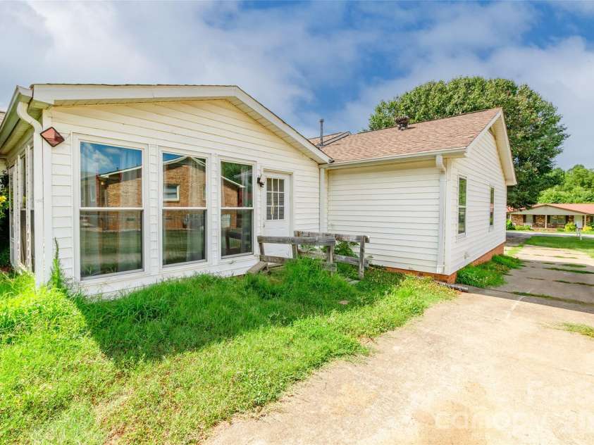 505 Pam Drive, Gastonia, NC 28056.  MLS# CAR4297330, YatesRealty ID 39142. 