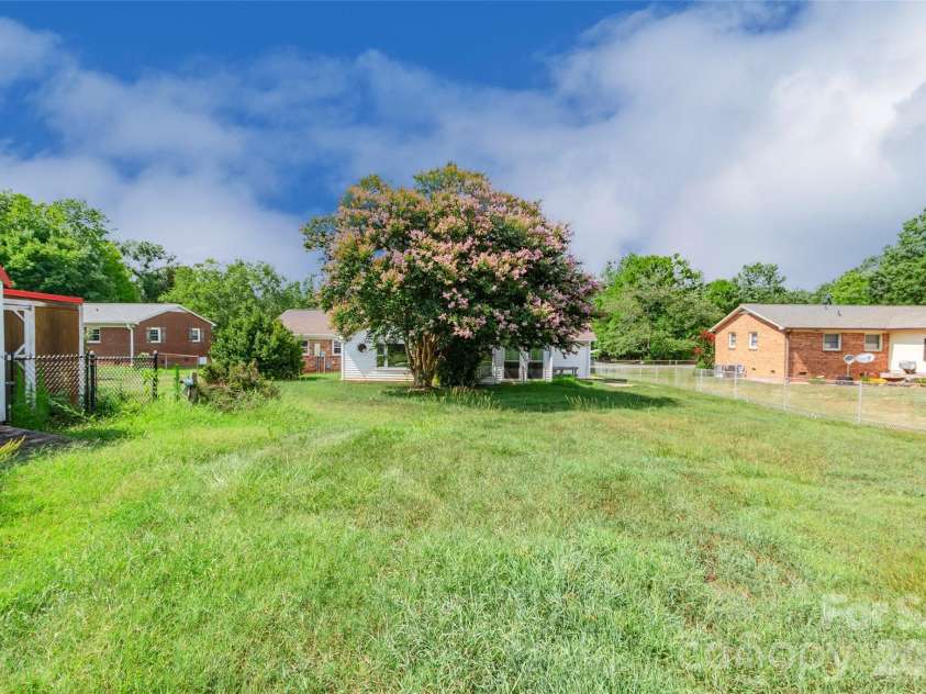 505 Pam Drive, Gastonia, NC 28056.  MLS# CAR4297330, YatesRealty ID 39142. 